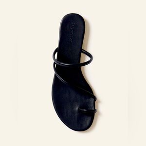 Reformation Ludo Toe Ring Scrappy Flat Sandals in black size 9